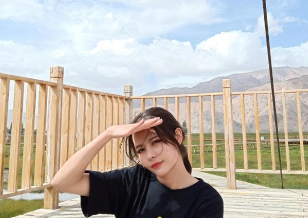 武汉学院迎来“明星女孩”，长相姓名同撞迪丽热巴，犹如复制粘贴