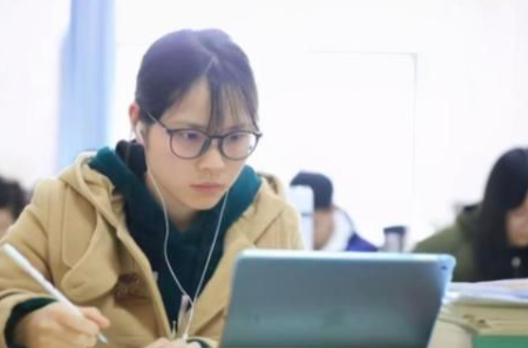 大学生坐火车能享受半价票，初中生为何要买全票？和学历没啥关系