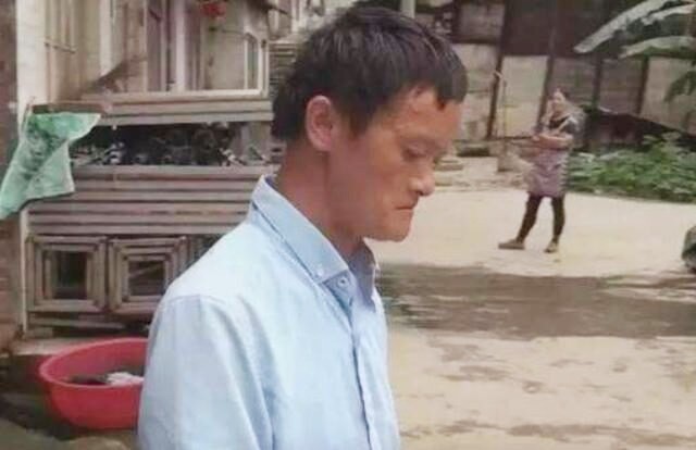 51岁四川老农撞脸马云，走红后狮子大开口要价，终黯然回乡捡蘑菇