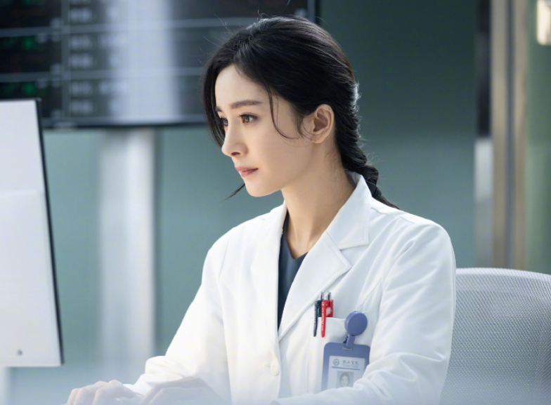 秦施没播，杨幂低调复拍《谢谢你医生》，剧照已让人拉满期待值