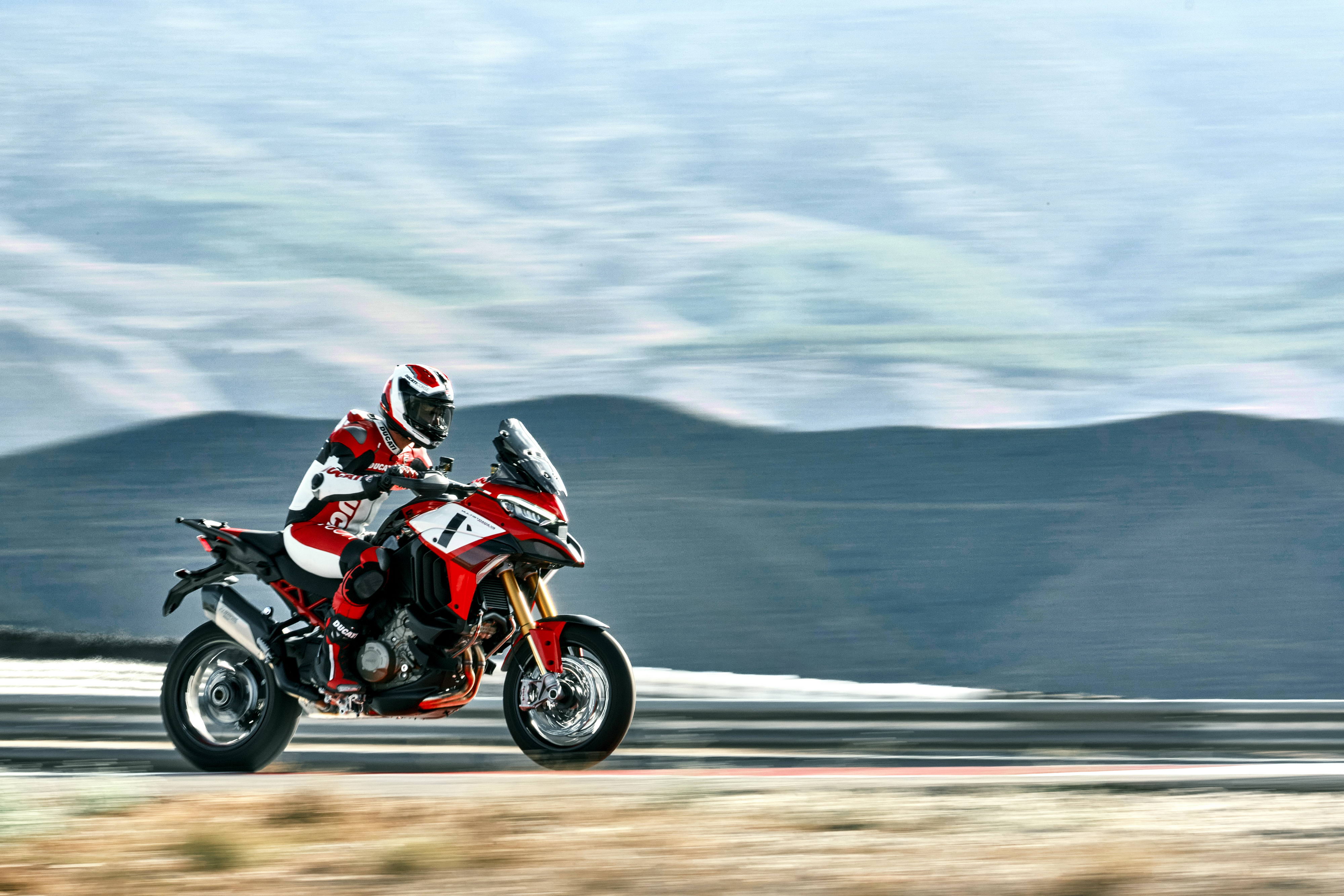 杜卡迪 2022 Multistrada V4 派克峰版 户外特写