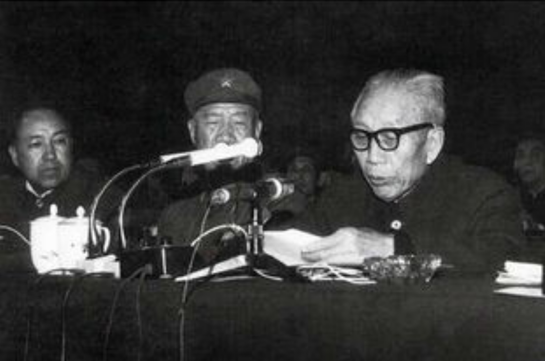 建国后中央禁止持枪见主席，王震是个例外，主席：别拿原子弹就行