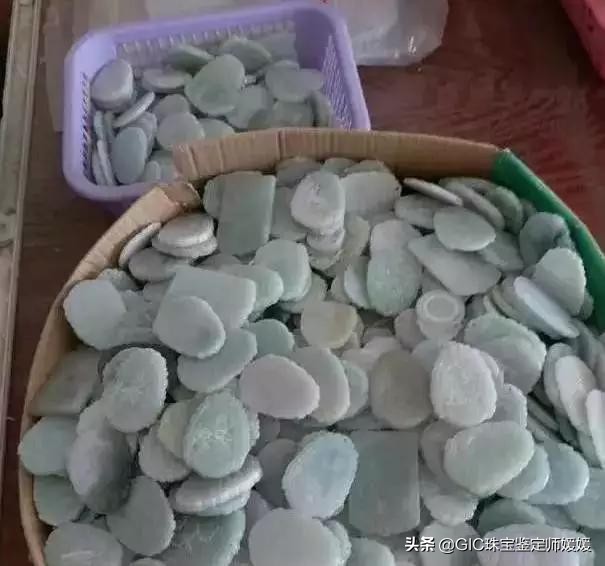 买首饰需要谨防买到这样的金镶玉挂坠，中奖套路多，价格真的不高