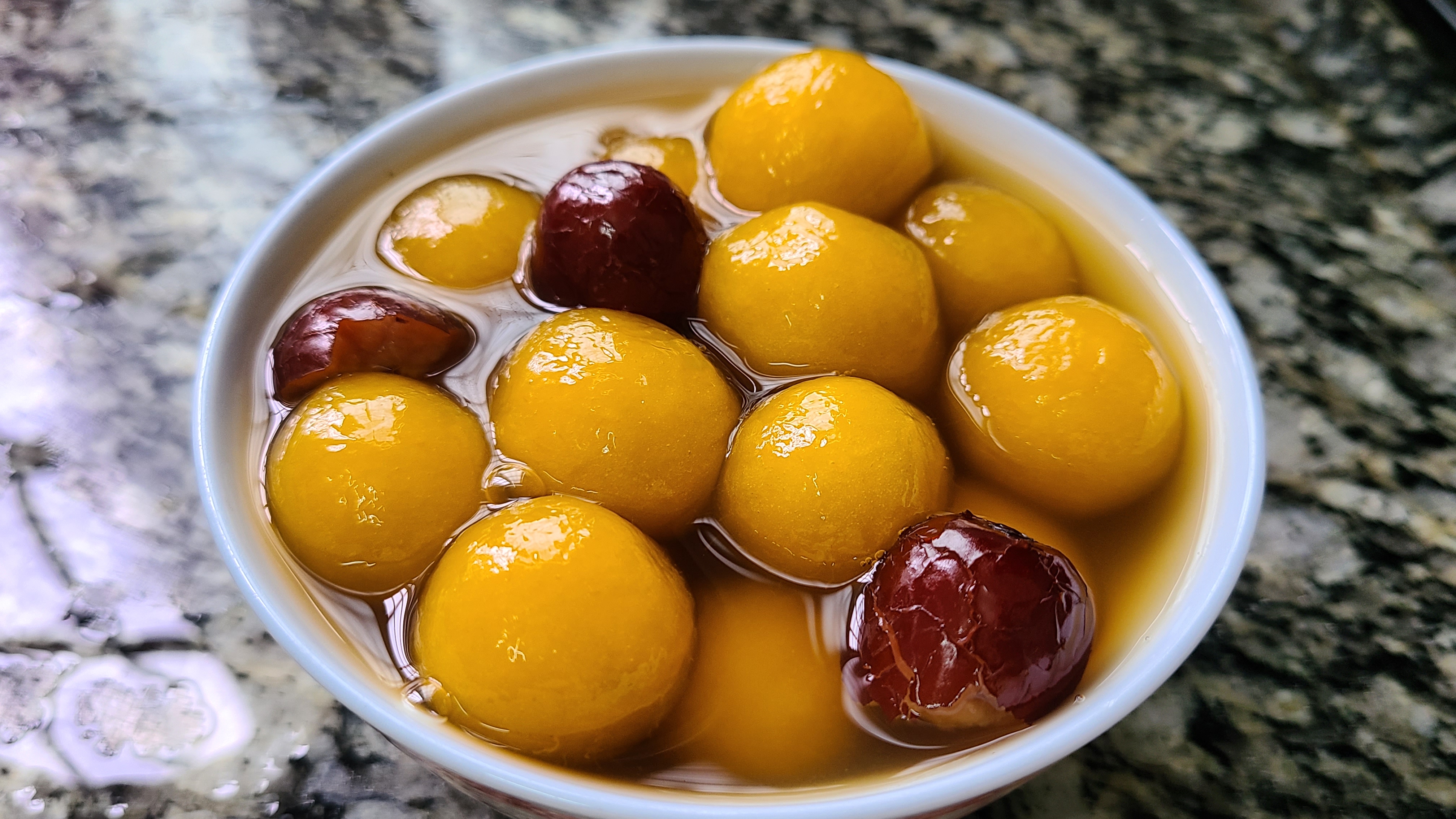 天气凉了，教你一道广东的滋补糖水，Q弹好吃味道很棒