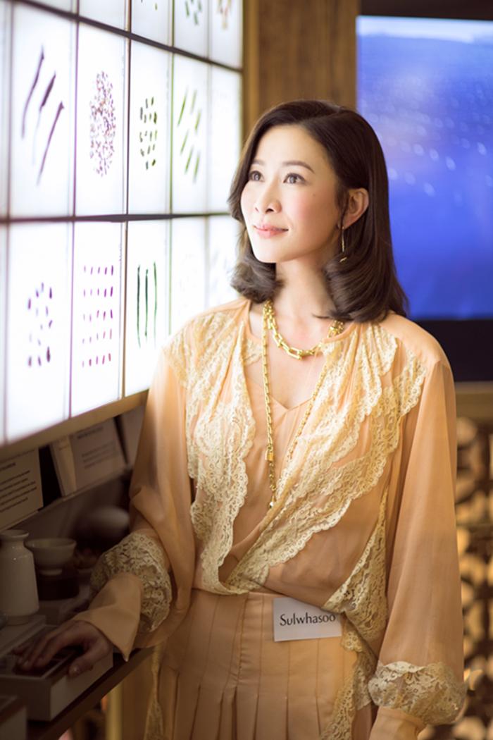 四五十岁的女人留头发别老一套，试试这几款烫发，儿媳妇都夸年轻