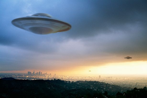 韩国的天空出现了多个不明发光体，维持着队形飞行，超高音速飞行后消失了。