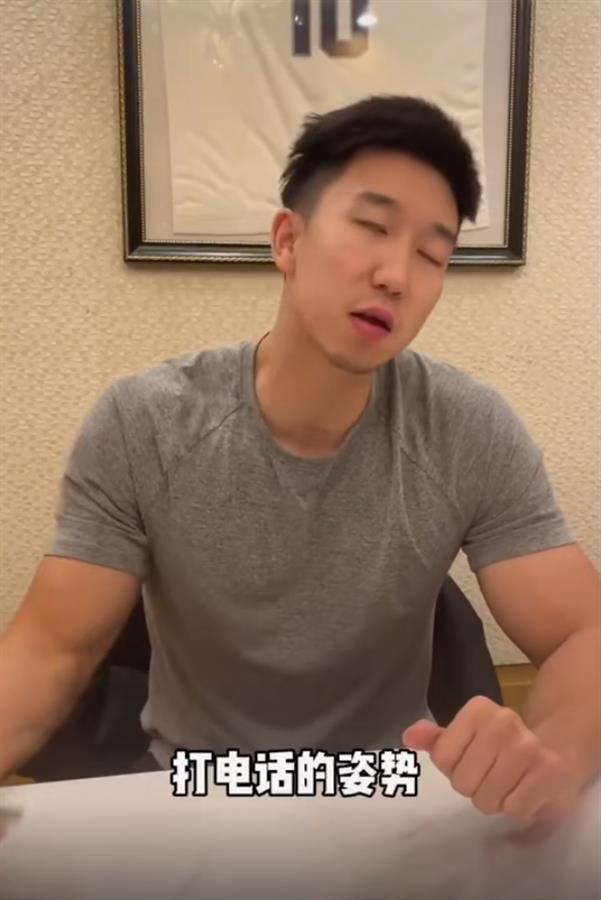 男子在男厕偷拍被前八一男篮队长抓获，手机里有800多个视频