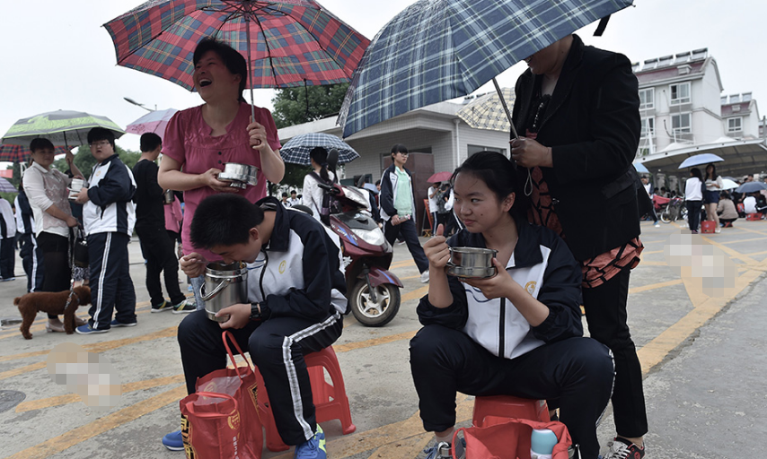 高中校门口成“野餐基地”，家长送饭被质疑，这是在养“巨婴”？