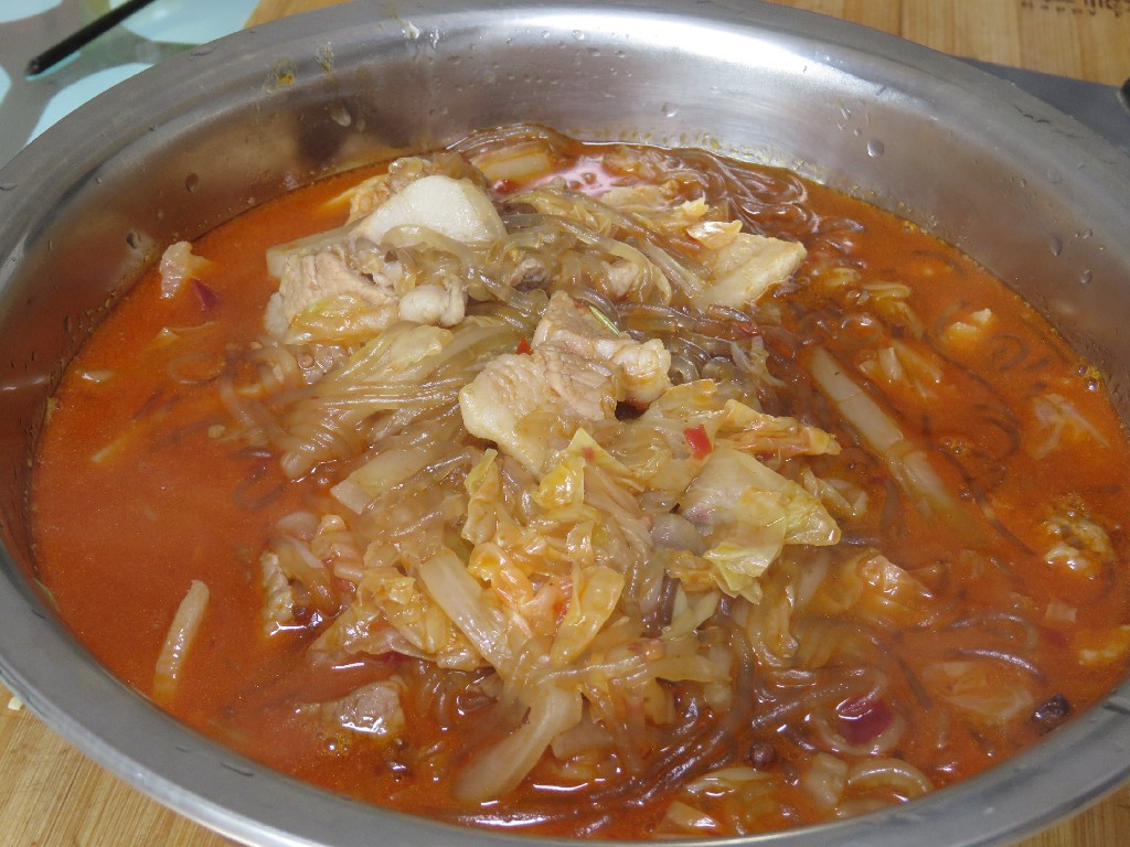 冬天就喜欢吃这道菜，猪肉白菜炖粉条，上桌连汤汁都吃光光