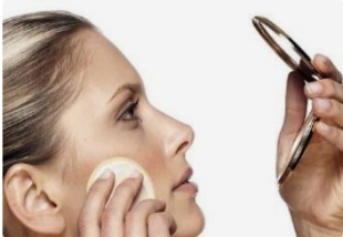 如何利用气垫打造出空气般的“伪素颜”妆容