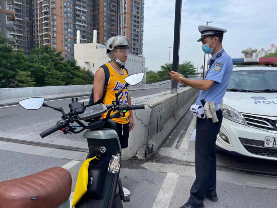 “羊城铁骑”“白+黑”连轴转，周末也“不打烊”！</p><p>　　广州交通秩序大整治