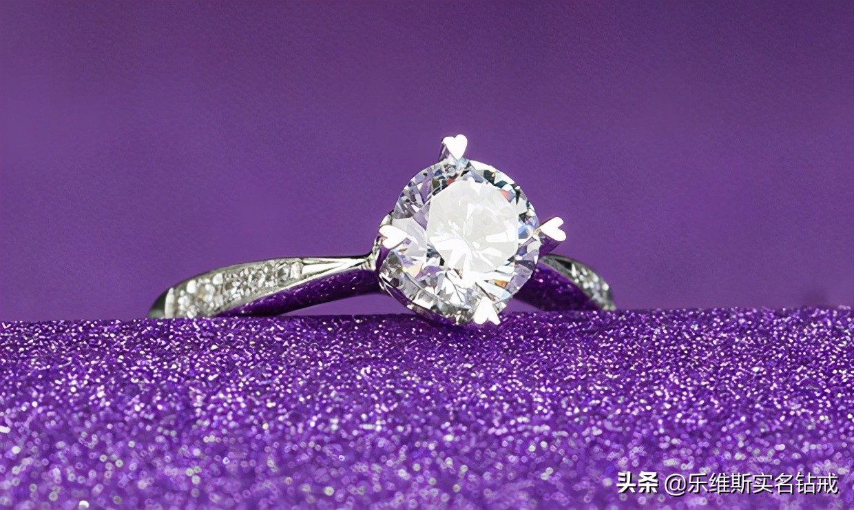 订婚选什么戒指比较好（买订婚戒指什么牌子的好）