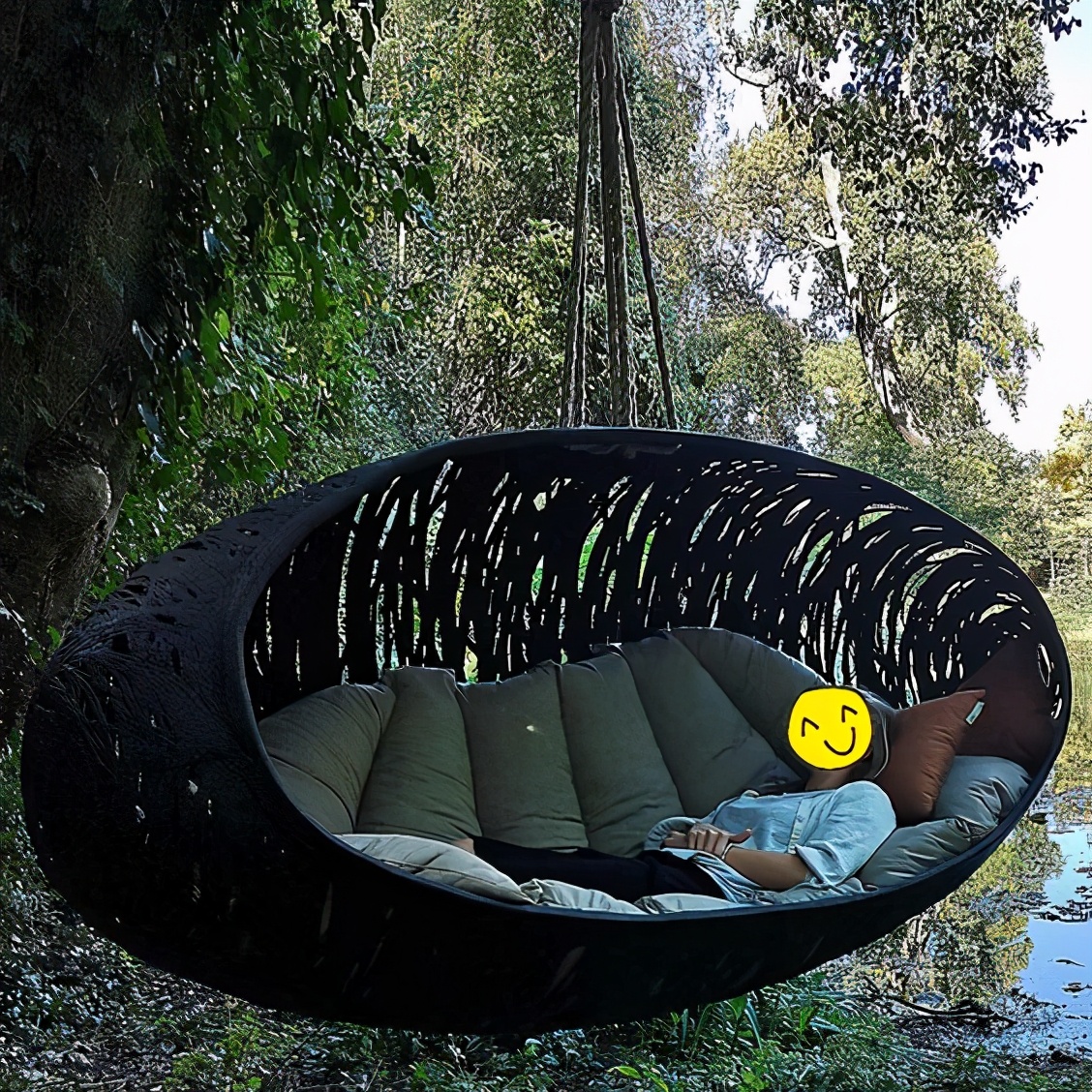 顺手用藤条编织一个带遮棚的凉床，摆在小院一角，打造夏日纳凉区