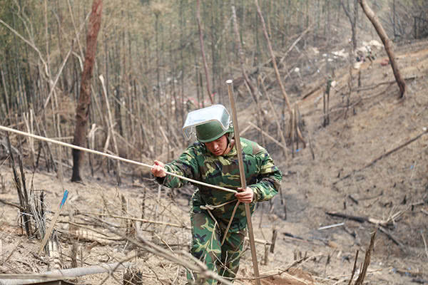 和平年代获一等功的杜富国，排雷时失去双手双眼，享受什么待遇？