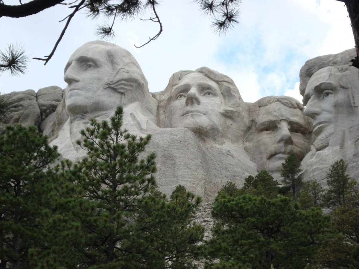 美国总统雕塑山的背面图片