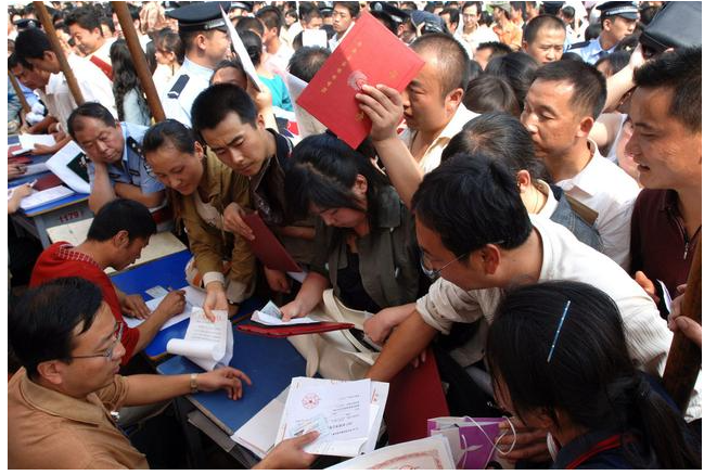 公务员迎来新变化，报考年龄或突破35岁门槛？往届生的机会来了？