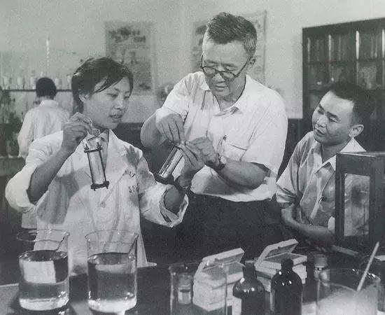 天才数学家华罗庚：初中文凭被选为教授，遭同事排挤，在日本去世