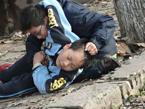 孩子间打架家长要不要劝?记住这三条,孩子永远不吃亏