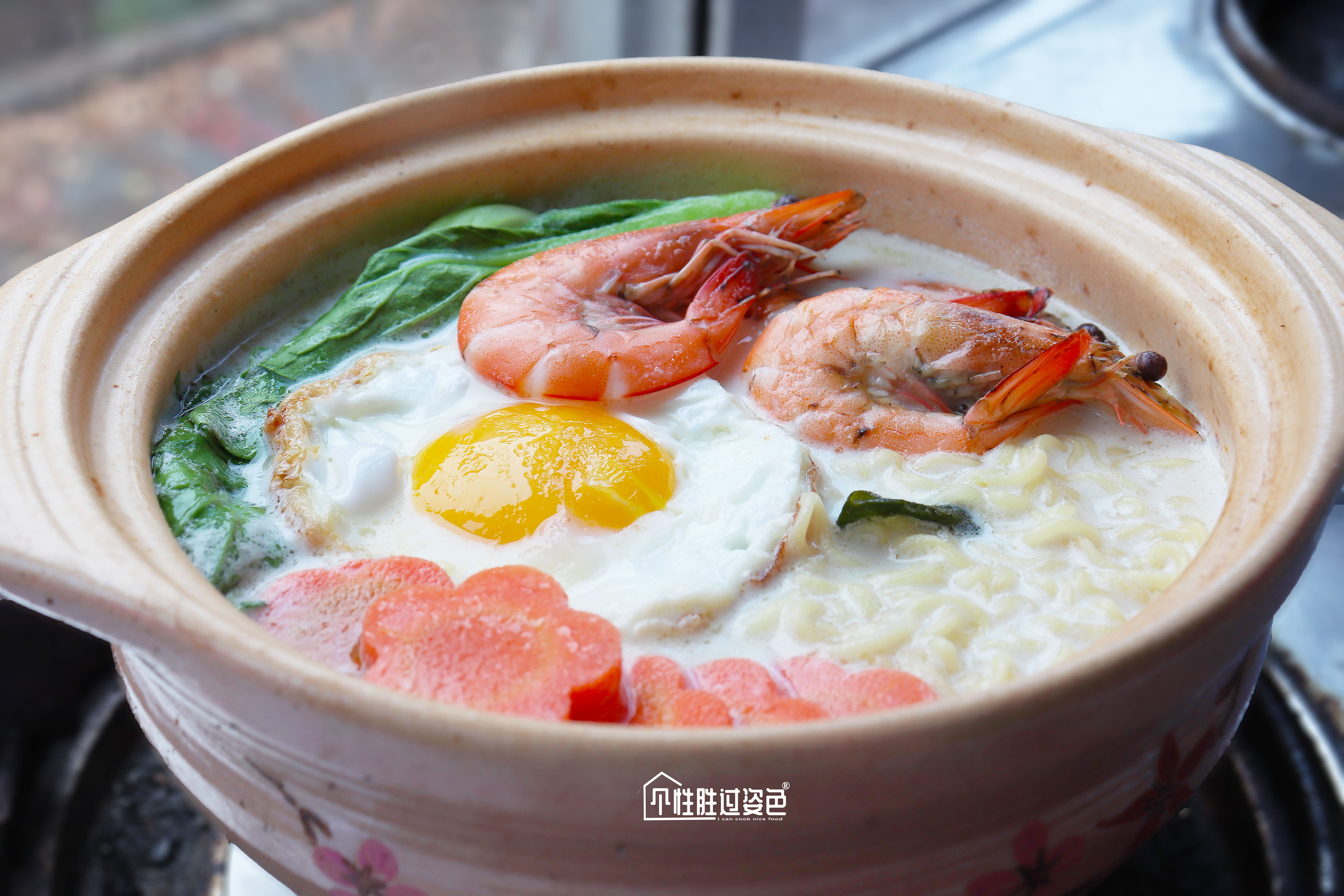 准备海鲜味泡面,胡萝卜,青菜,鸡蛋,牛奶,虾2.