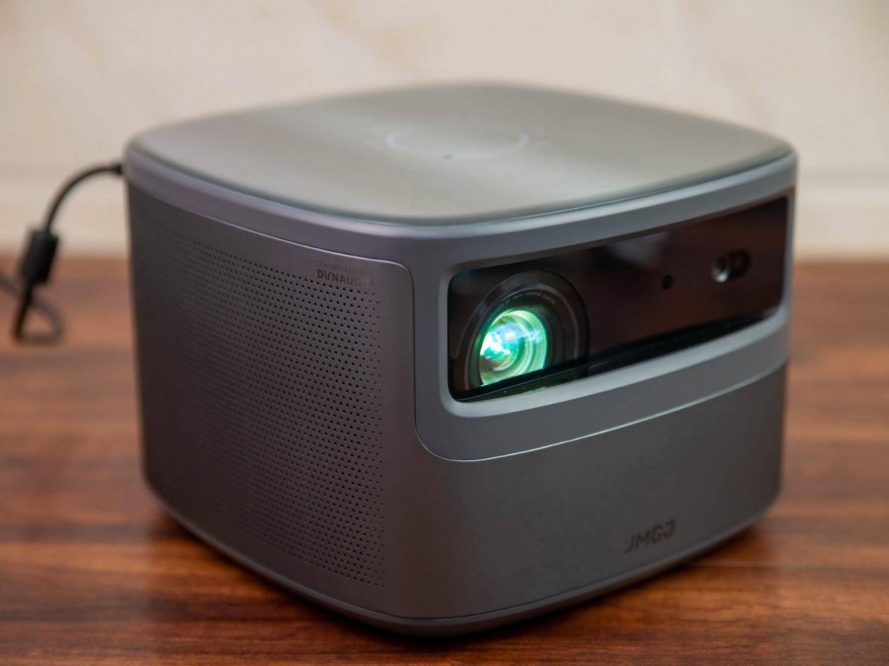 100英寸大屏幕的游戏和观影感受，坚果J10投影仪带你来体验