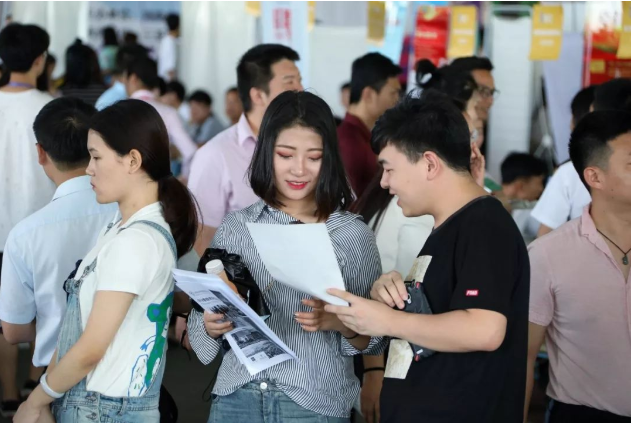 未来10年“不会过时”的3个专业，薪资待遇好，就业形势也不错