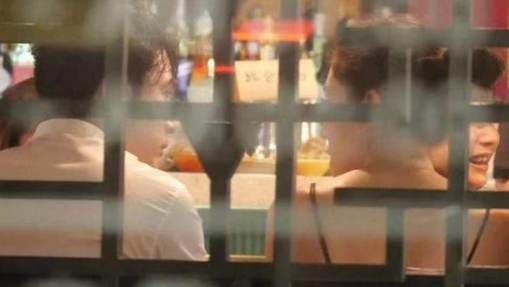 邱泽与许玮甯深夜聚餐，近距离贴耳热聊，亲密好友见面后笑容不断
