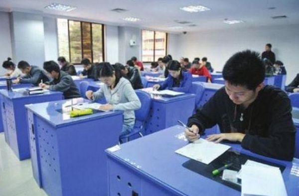 东南大学硕士生，毕业月薪4000吐槽研究生白读了，学校无辜躺枪