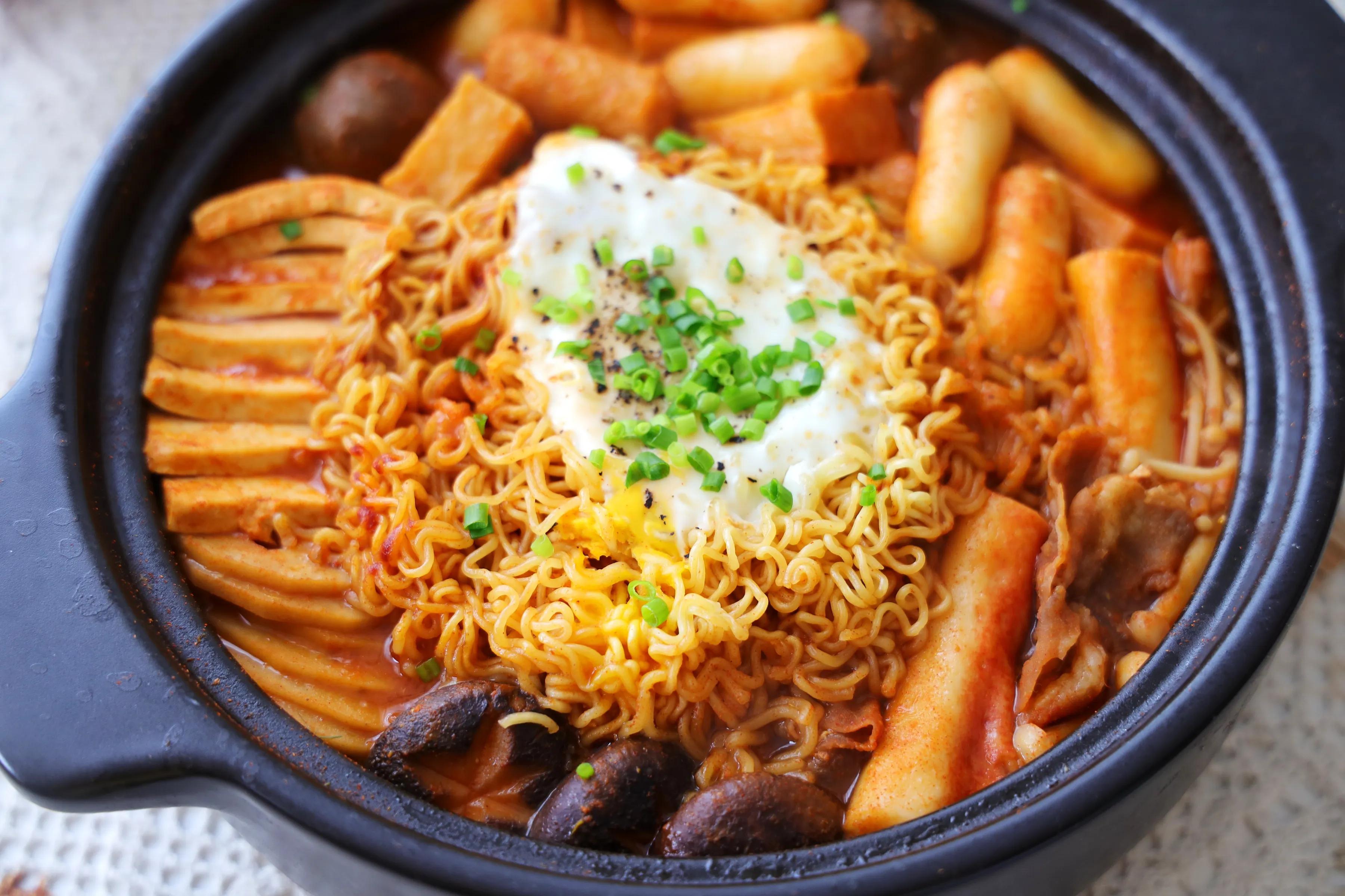 冬天别涮火锅，试试部队火锅，有肉有菜有面条，好吃又暖和，超棒