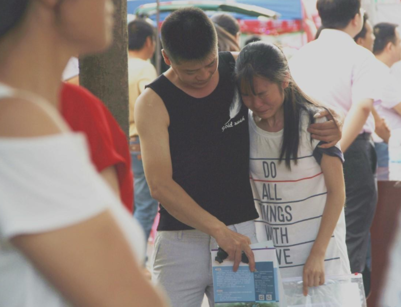 临近高考，不少女生偷吃“避孕药”，家长很担忧，老师却见怪不怪