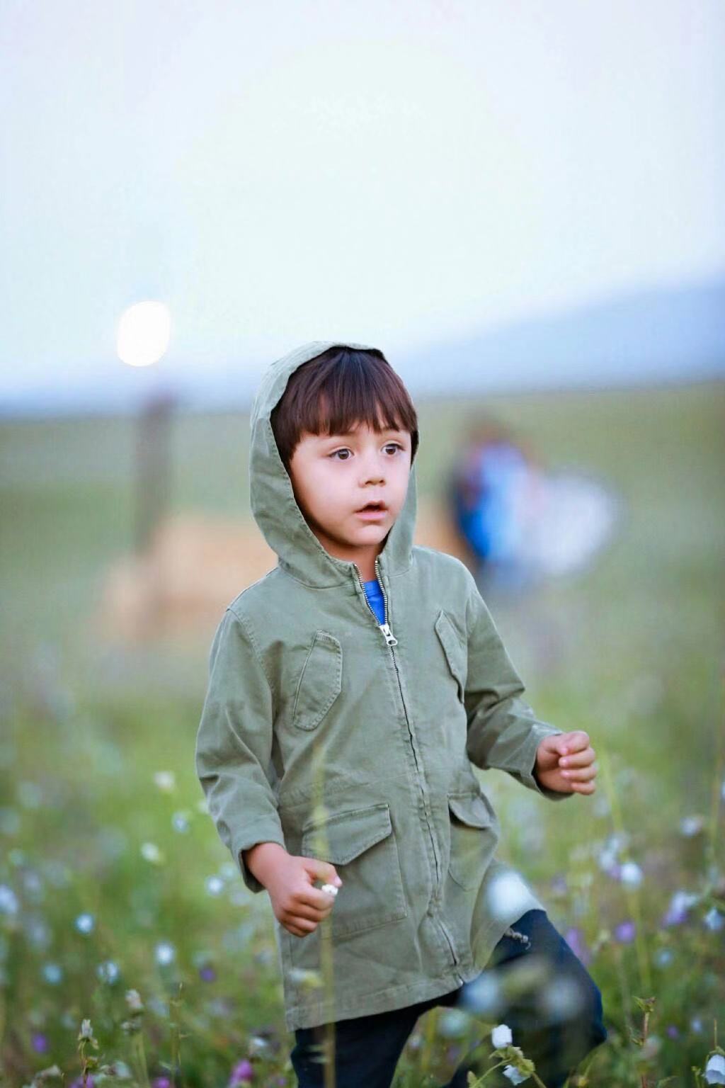 刘烨9岁混血儿子诺一长大了!五官深邃颜值高,被指撞脸迪丽热巴