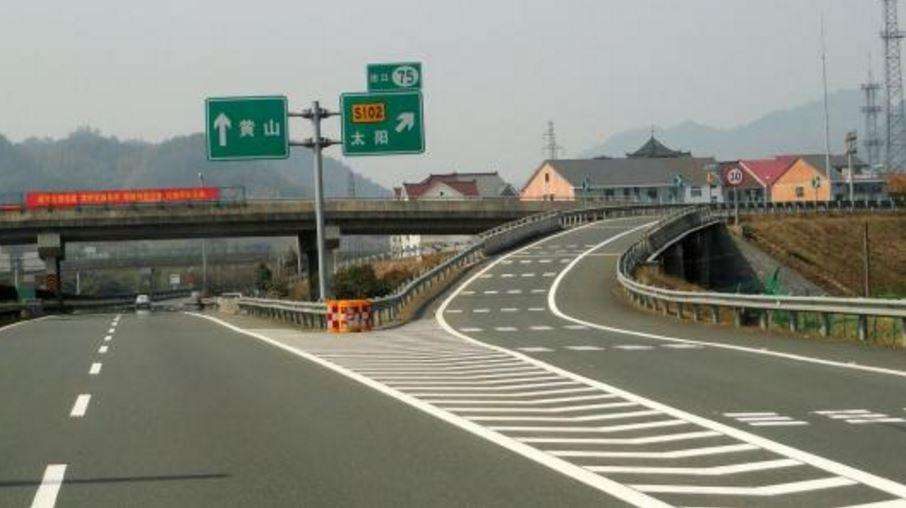 高速公路上发现车没油了怎么办？这几个办法要收藏！