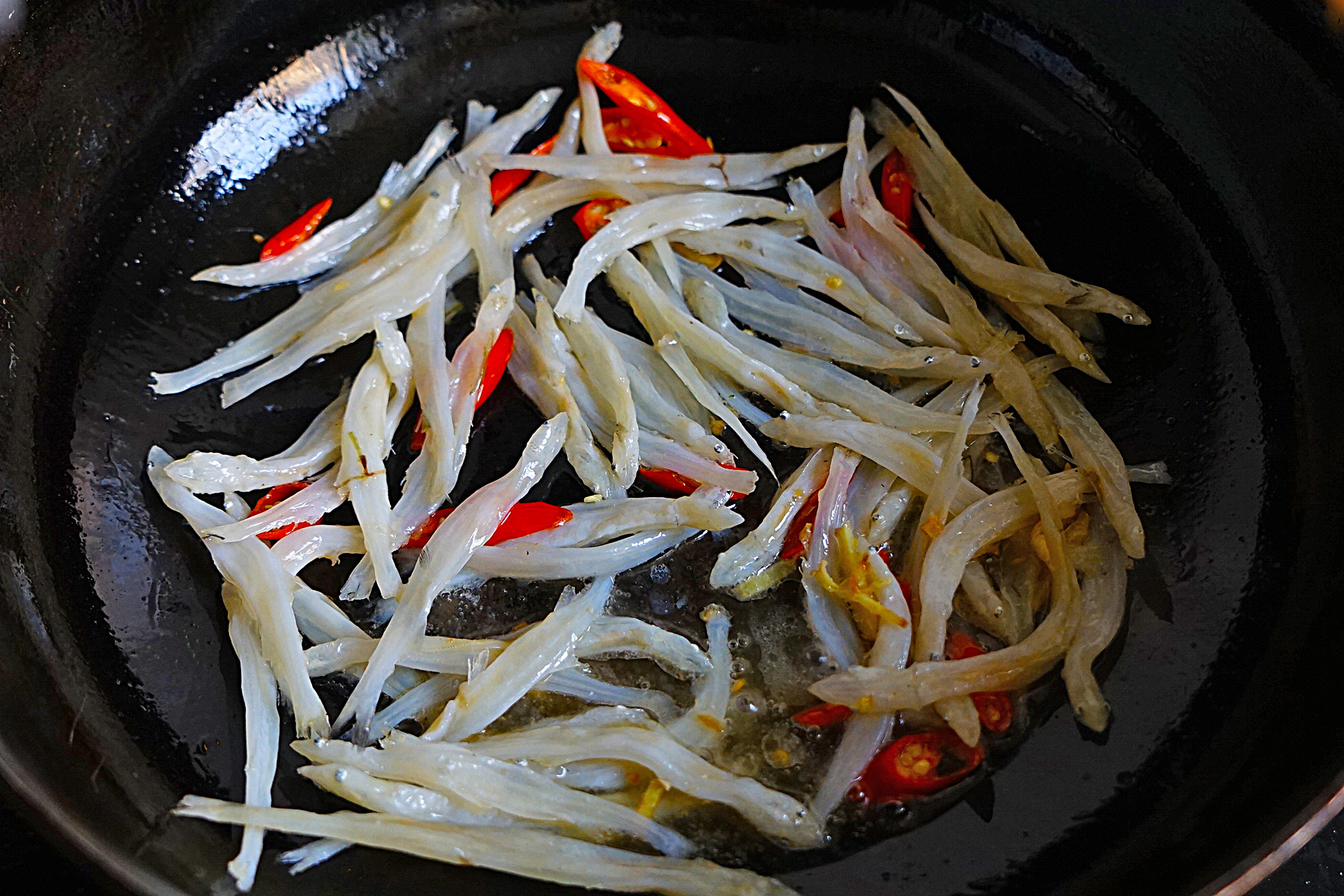 炒小银鱼干的方法与步骤 炒小银鱼干的方法