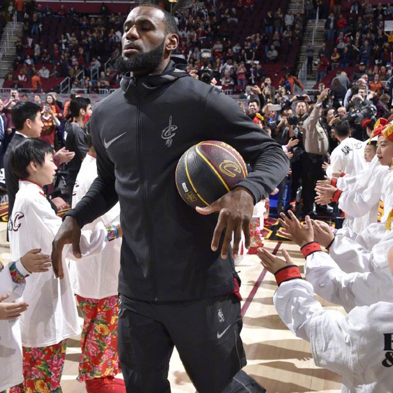 为什么nba的出场服(别光盯着球衣球鞋  NBA出场服的潮流演变你造吗？)