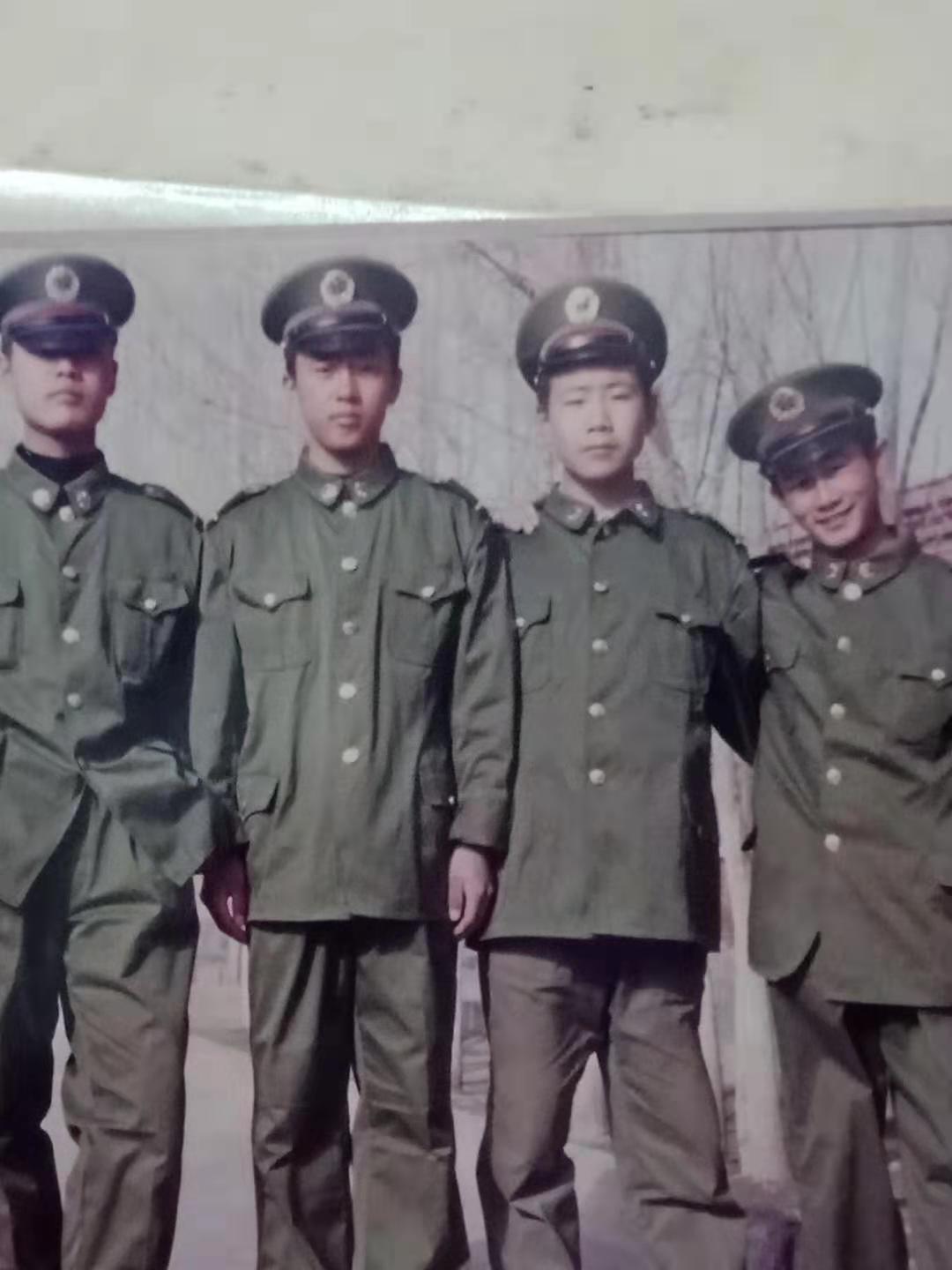 失联二十五年，河北保定战友把酒言欢庆重逢