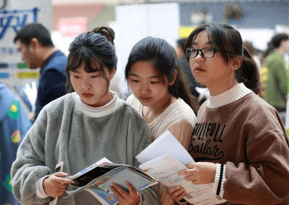 高考成绩跟档案走吗（高考查询录取结果时）