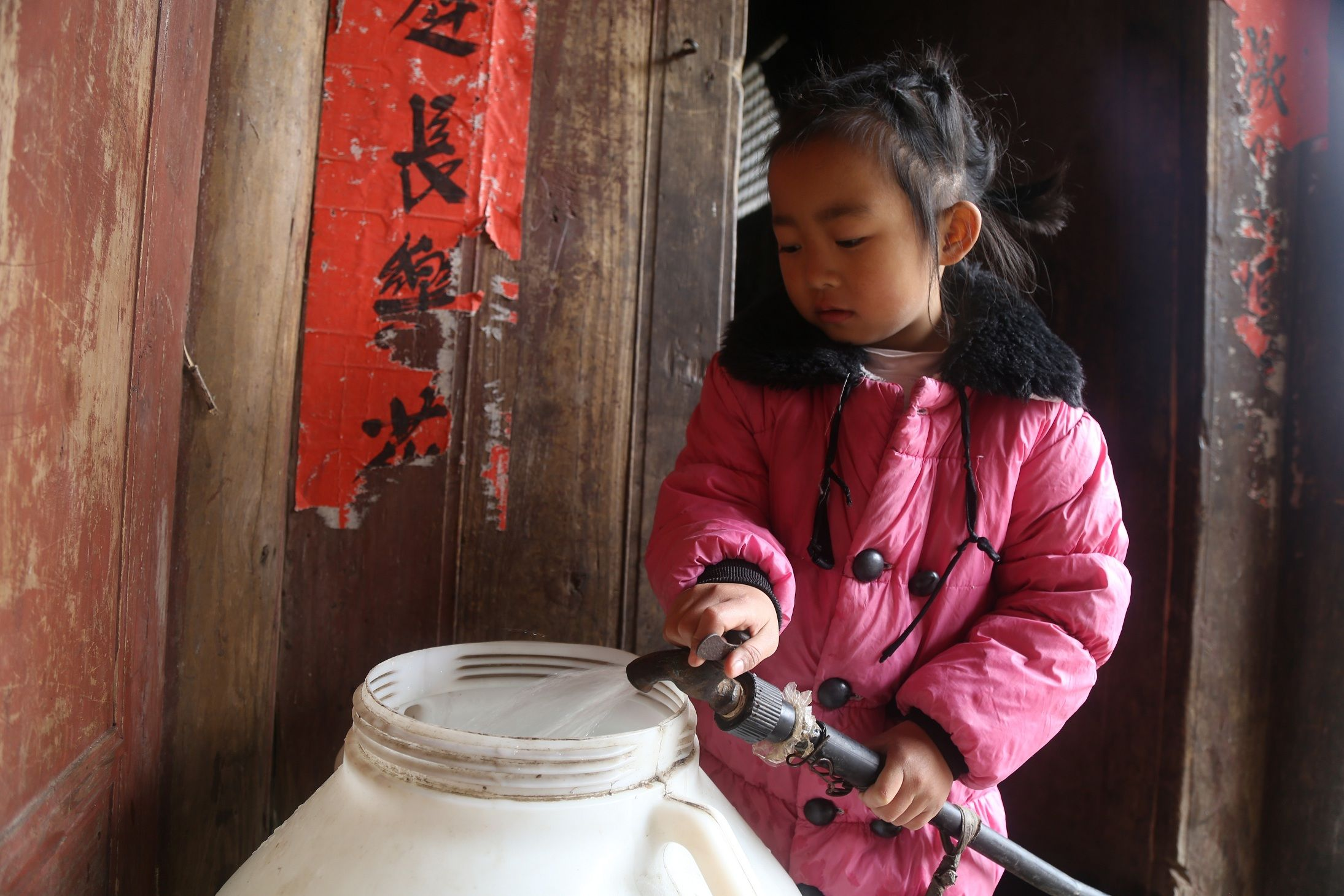 爸坐牢妈失踪，六岁的她撑起三代之家，13亿人为她点赞