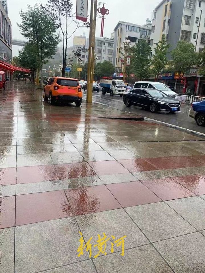 云南镇雄县路边违停被城管局锁车并罚了1500元，律师：执法不规范