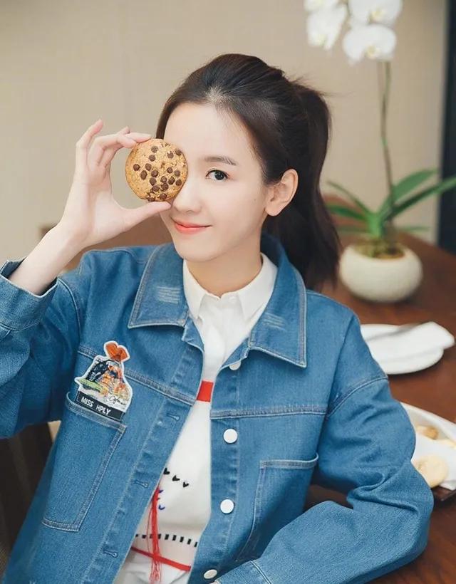 盘点尹正被曝光的三段疑似恋情，除了陈都灵，还有蒋梦婕和张蓝心