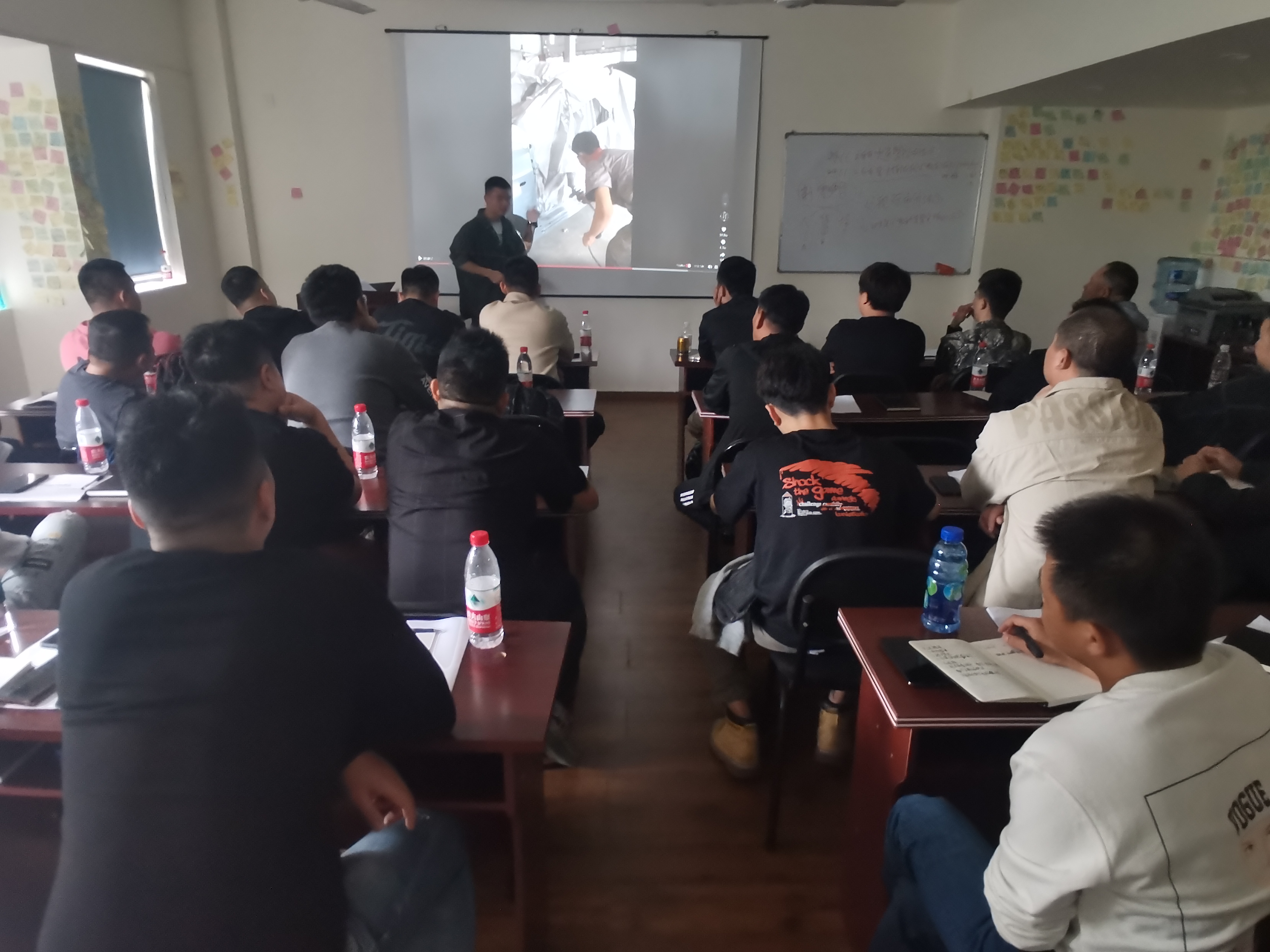 先是媽媽來，再是兒子來，他們都選擇了這家二手車評估師實(shí)戰(zhàn)班