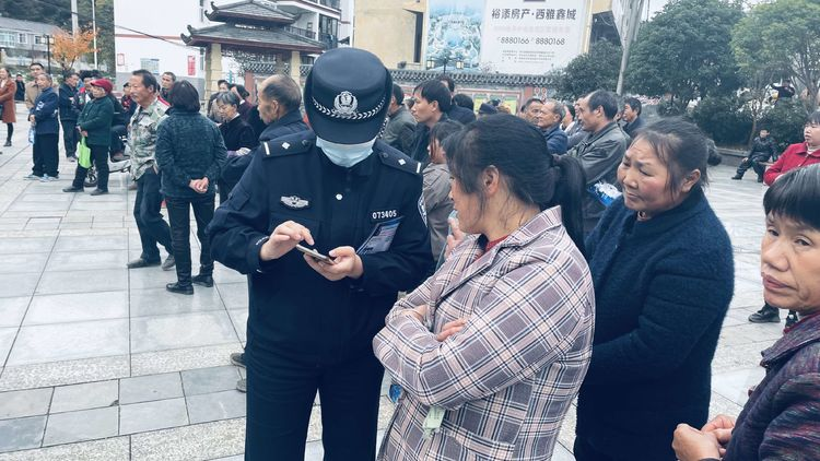 镇巴公安平安派出所集中开展打击防范电信网络诈骗和经济犯罪宣传活动