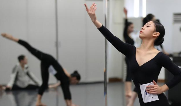 多所高校停招艺术特长生，艺考生面露难色，想进985大学更难了