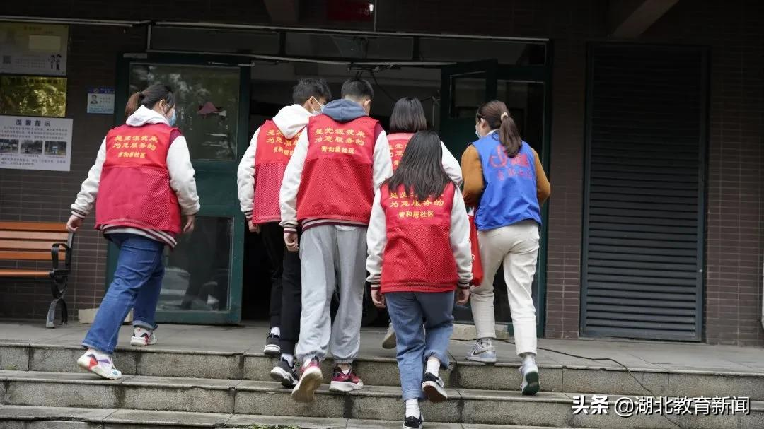 社区书记桂小妹泪洒思政课堂，与青年学子共话抗疫精神与青年担当