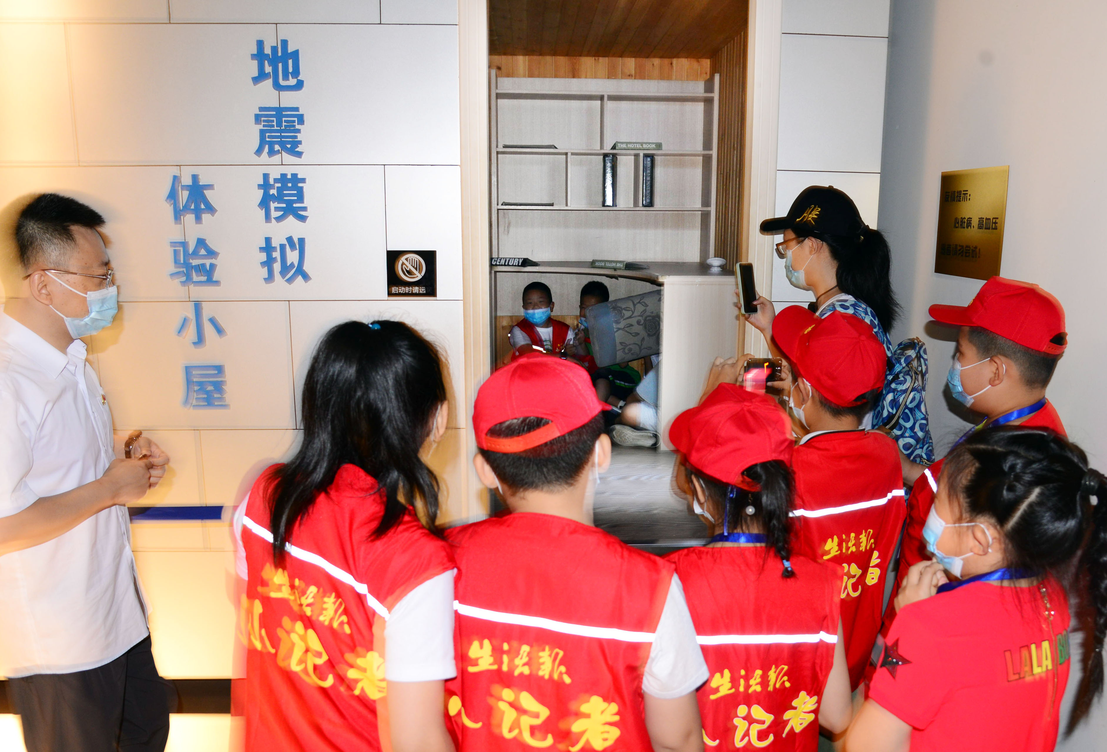 观看科普动画片、体验7.5级地震…33名龙头新闻·生活报小记者走进防震减灾科普馆