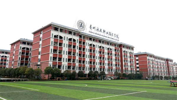 贵州职校学生花2万学高铁乘务,毕业后当保安,校方称退费但未落实