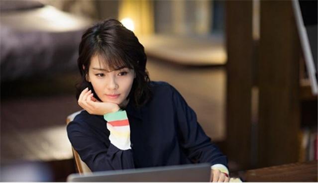 四五十岁的女人留头发别老一套，试试这几款烫发，儿媳妇都夸年轻