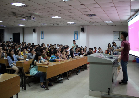 普通家庭想要供一名本科生，4年要花多少钱？这个数字有些吓人