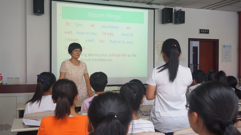 分析大学口译教育面临的问题，积极推进大学口译教育方法的改革