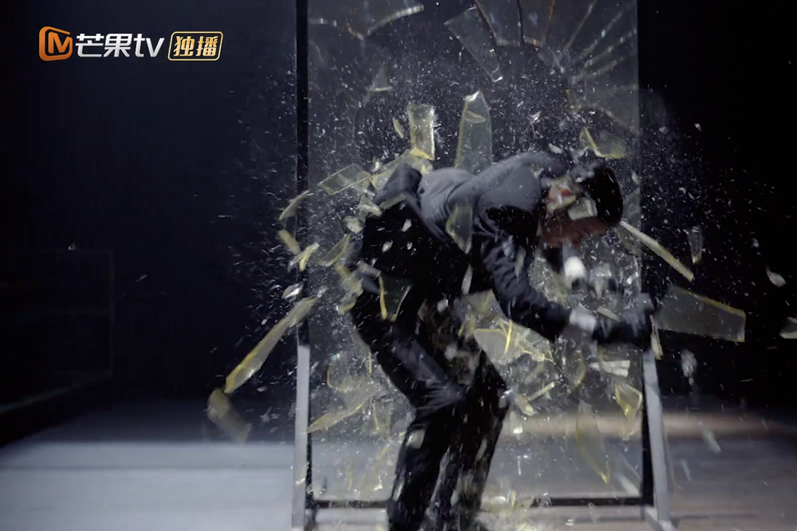 哥哥演出好拼！张智霖蓄白胡子张晋撞玻璃，袁咏仪蔡少芬感动落泪