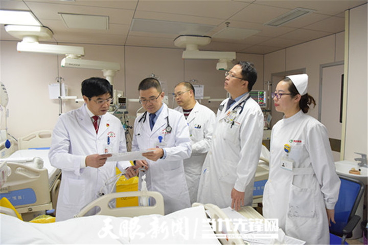 向着特色鲜明的高水平医科大学迈进丨访贵州医科大学校长梁贵友