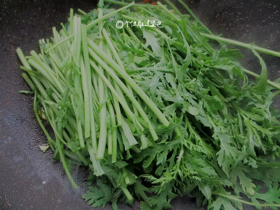 蒜蓉茼蒿怎么做（学会这一招茼蒿清脆爽口又亮丽）